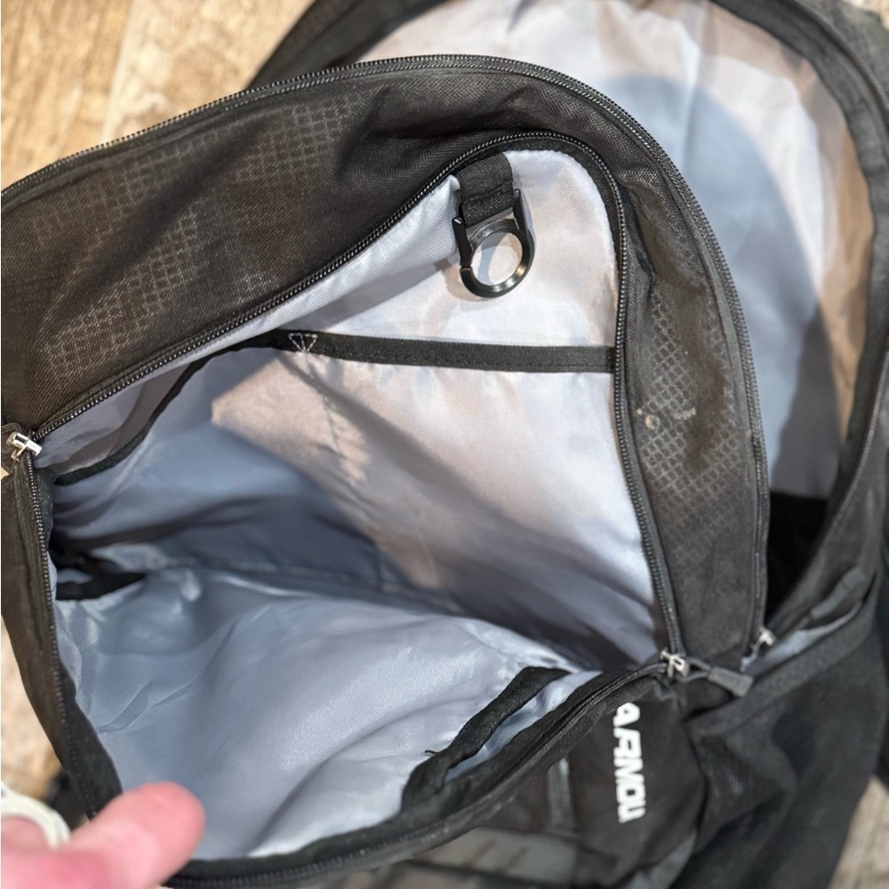 Under Armour Backpack - Picture 3 of 5